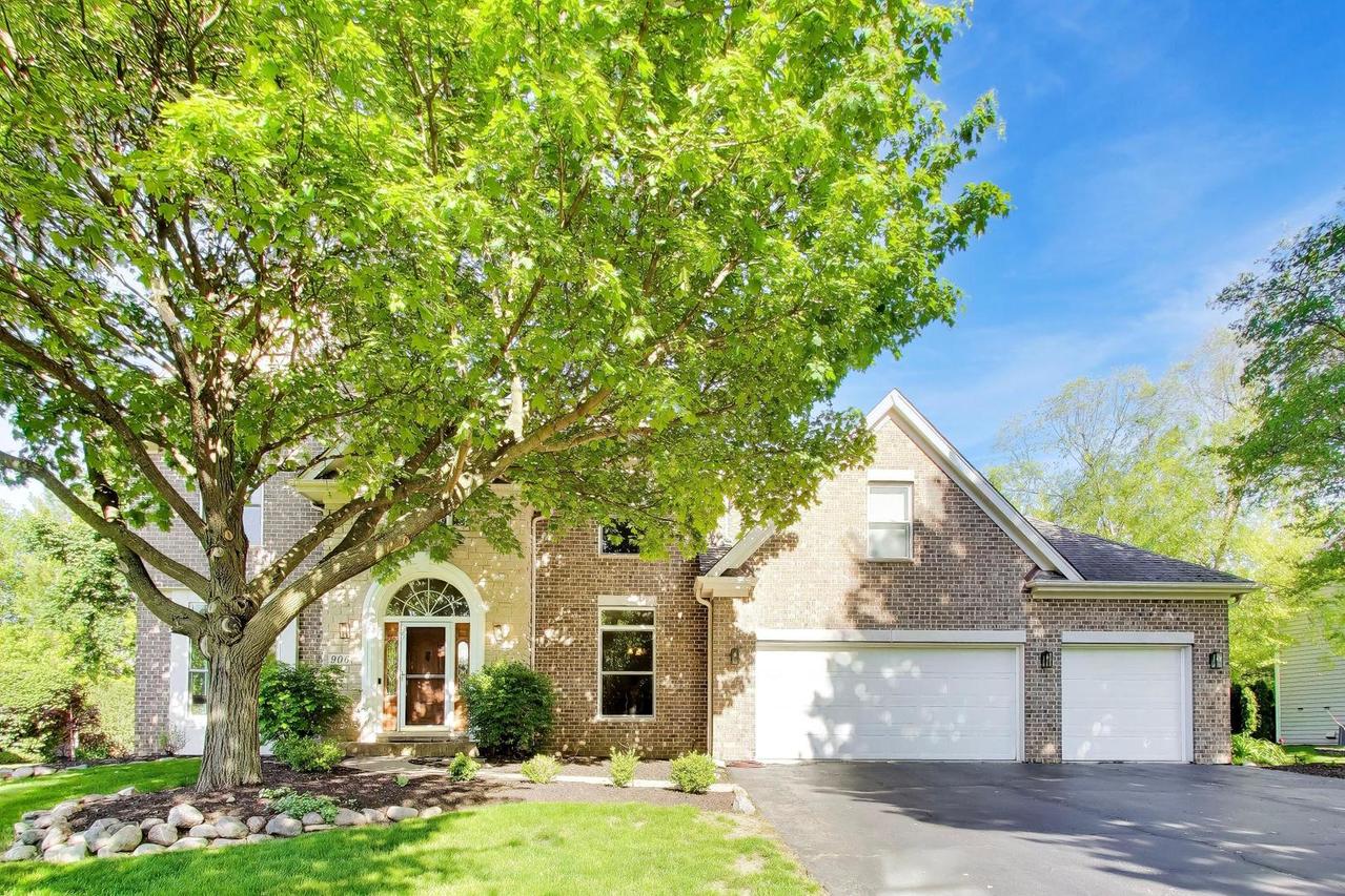 906 Secretariat Ct., St. Charles, IL 60174
