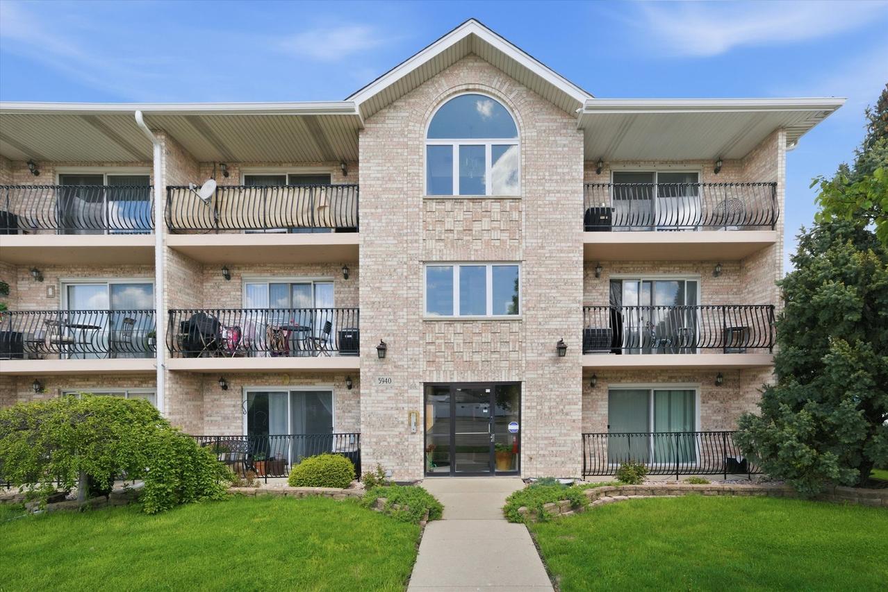 5940 W 87th St. #301, Burbank, IL 60459