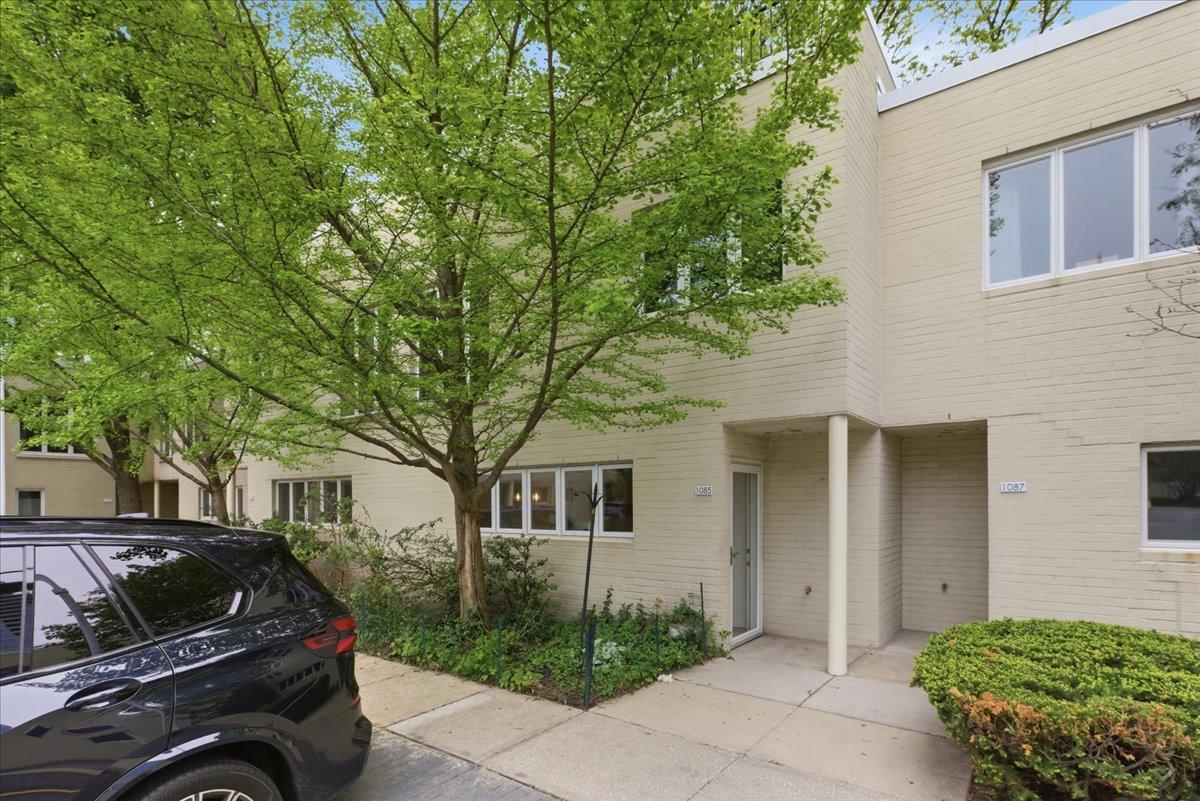 1085 S Park Ter., Chicago, IL 60605