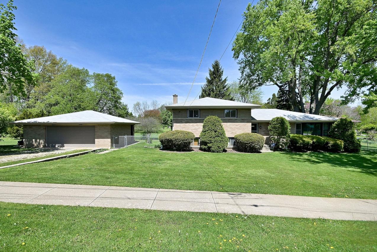 1030 W Kenilworth Ave., Palatine, IL 60067