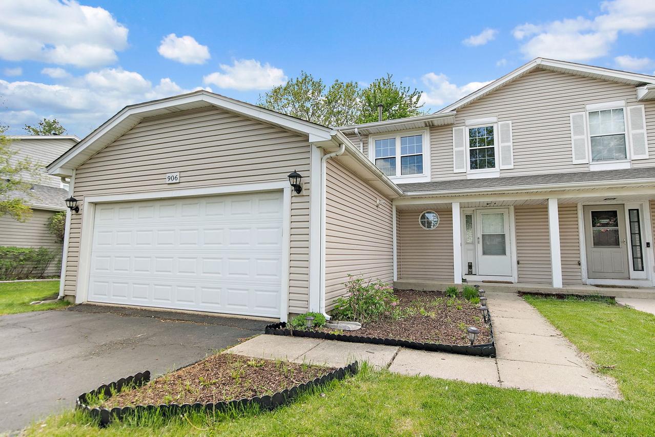 906 Oak Ridge Dr., Streamwood, IL 60107