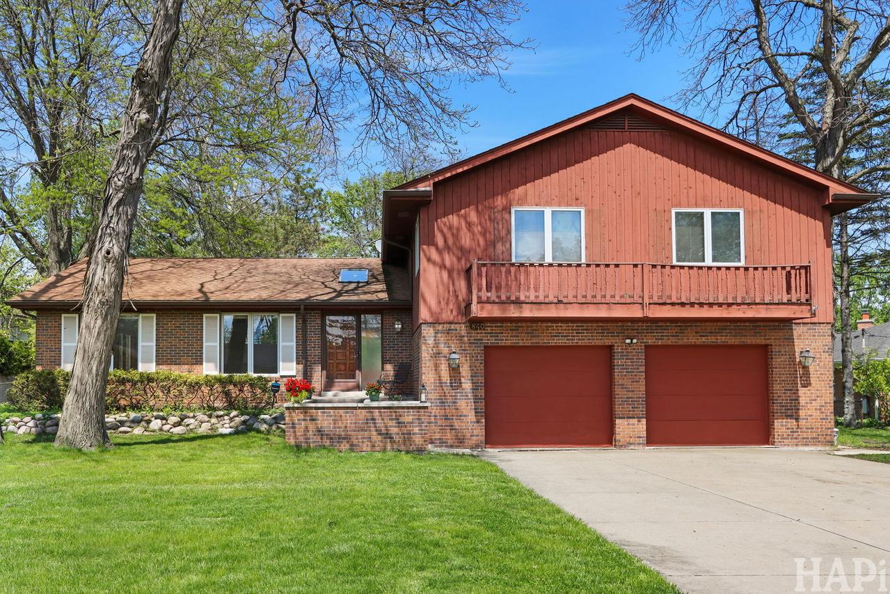 840 Queens Ln., Glenview, IL 60025