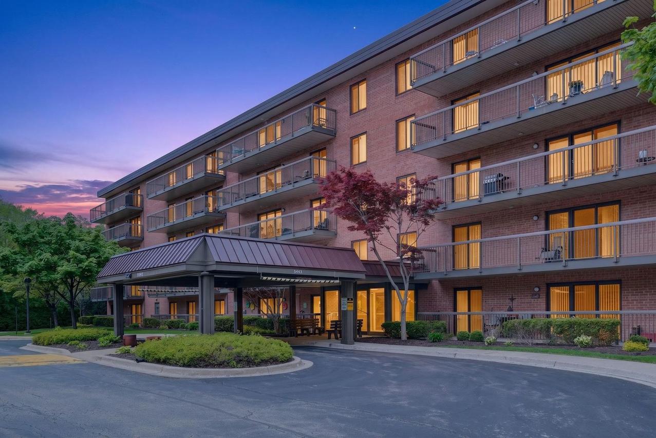 6443 Clarendon Hills Rd. #305A, Willowbrook, IL 60527