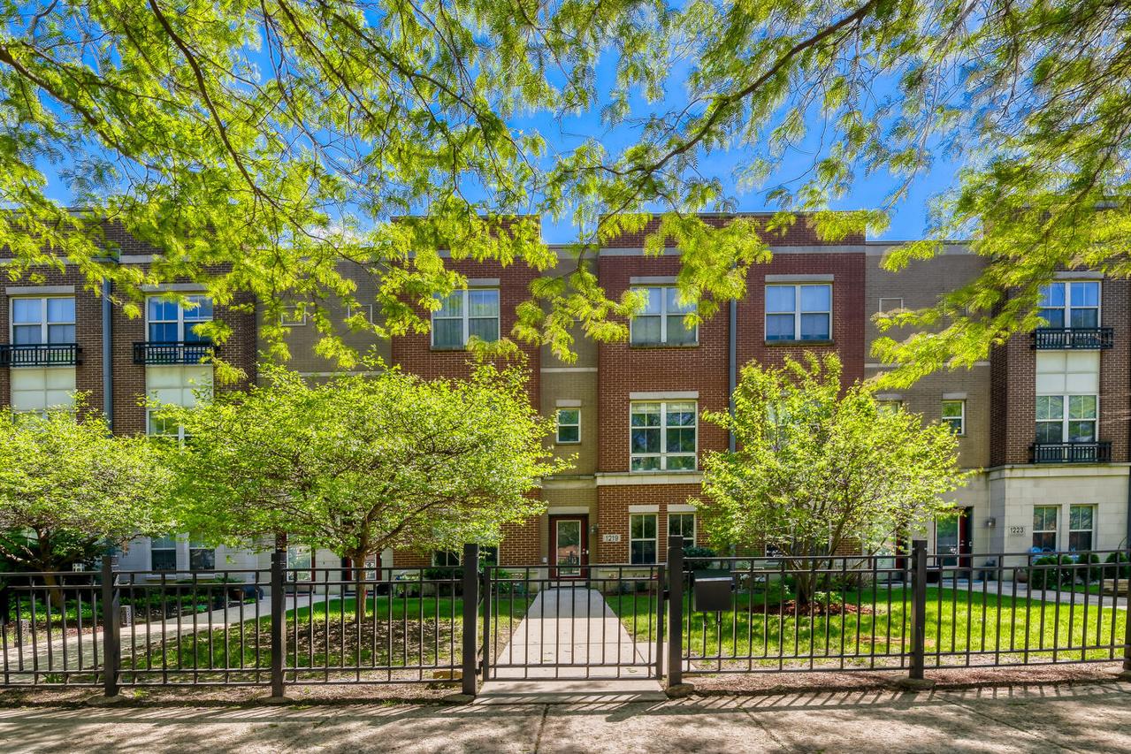 1219 W Grenshaw St., Chicago, IL 60607