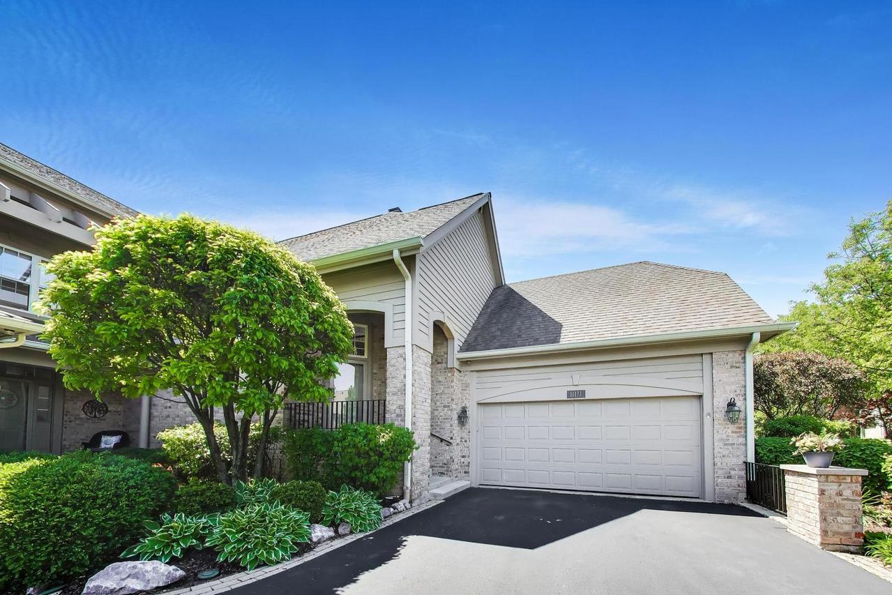 11171 Edgebrook Ln., Indian Head Park, IL 60525