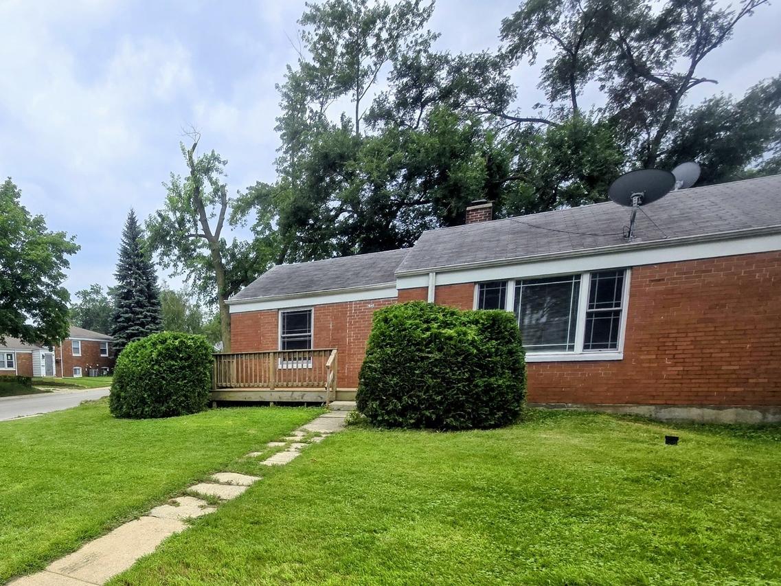 1640 N Prairie Ave., Crest Hill, IL 60403