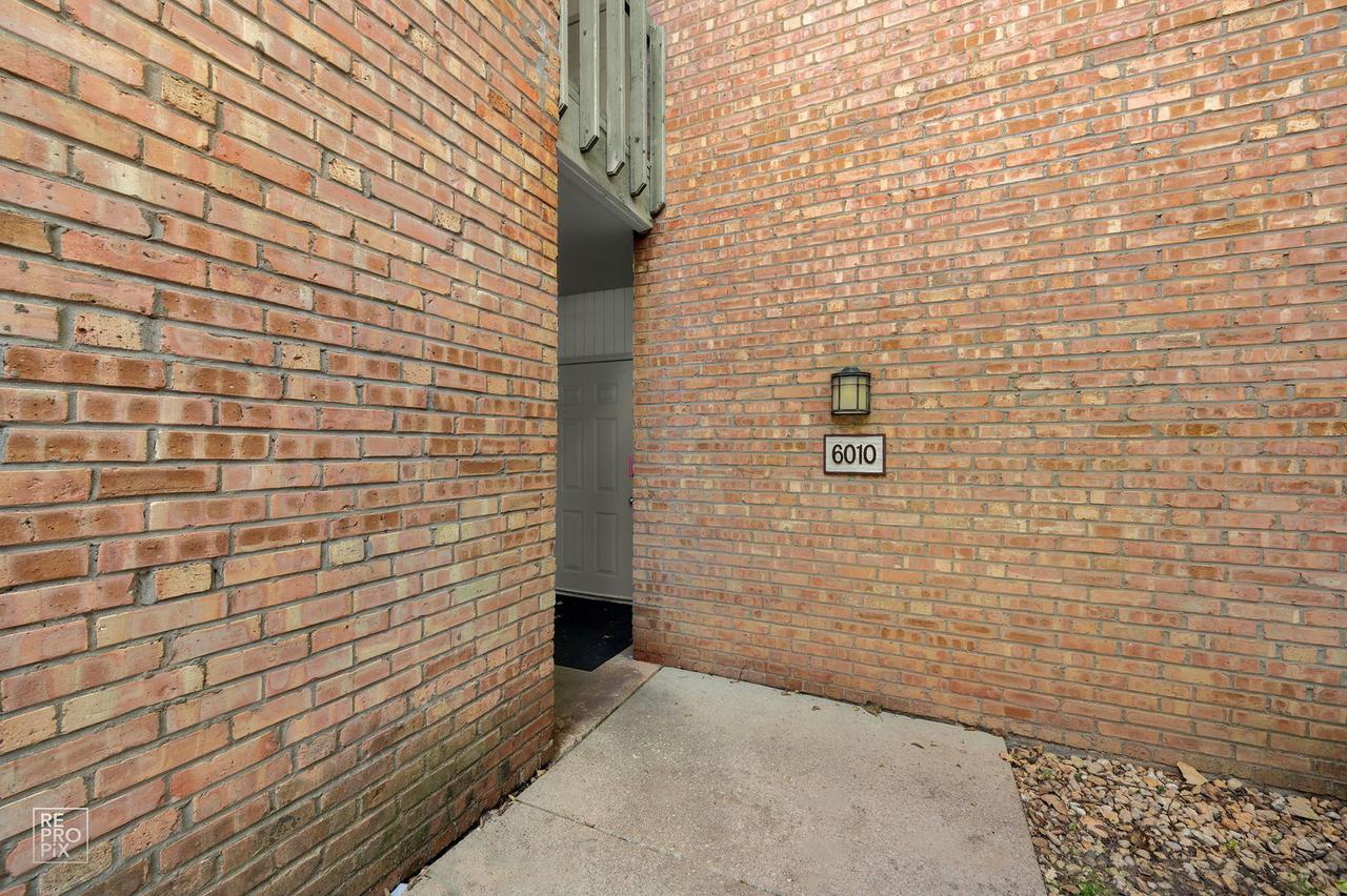 6010 Forest View Rd. #1B, Lisle, IL 60532