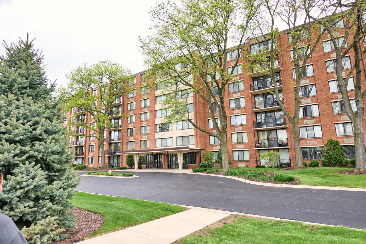 2000 Saint Regis Dr. #1B, Lombard, IL 60148