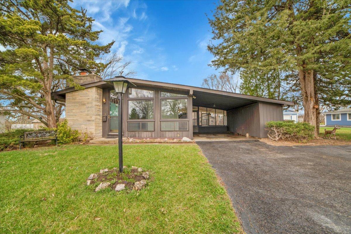 209 Sharon Ln., North Aurora, IL 60542