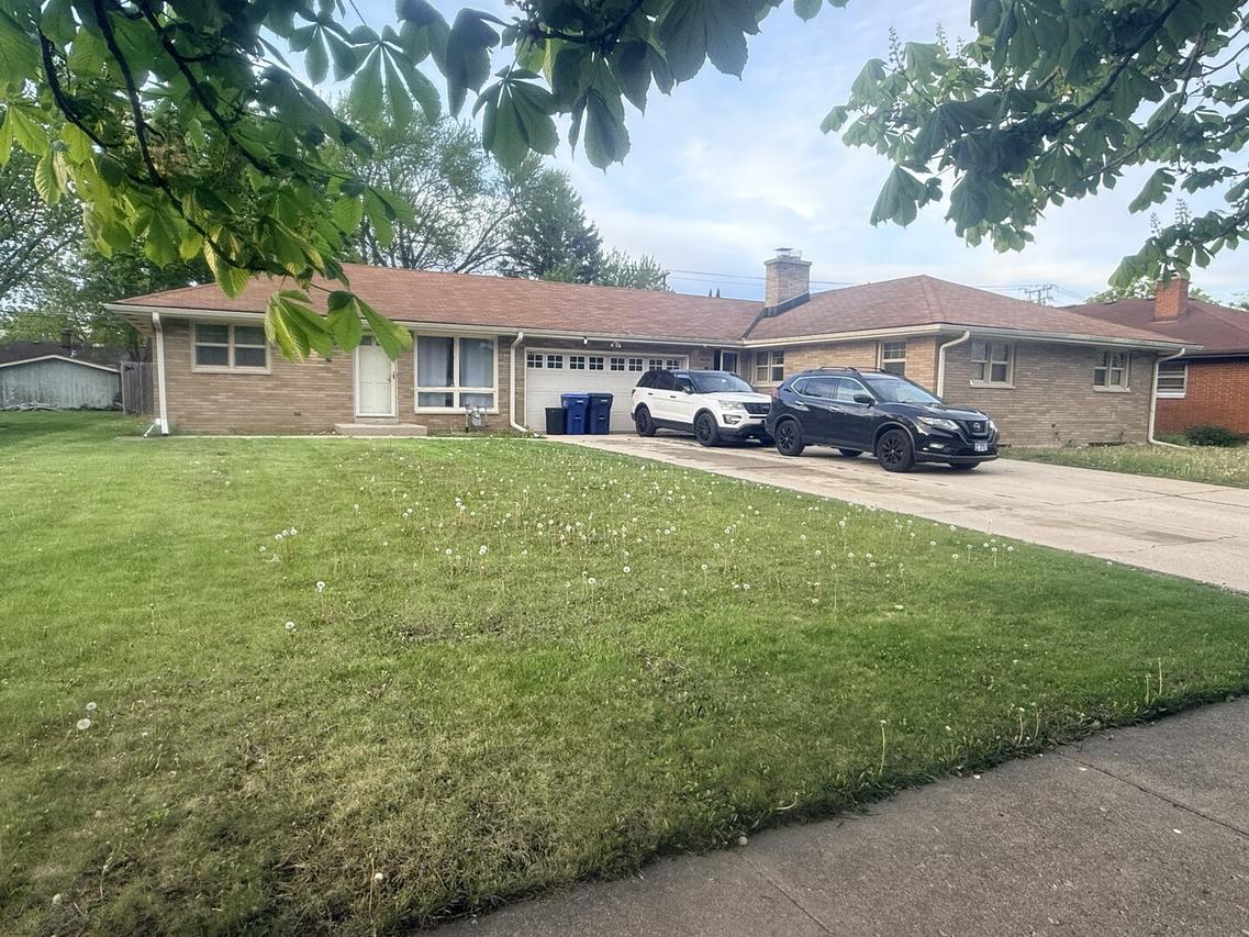 2406 Pearsall Pkwy., Waukegan, IL 60085