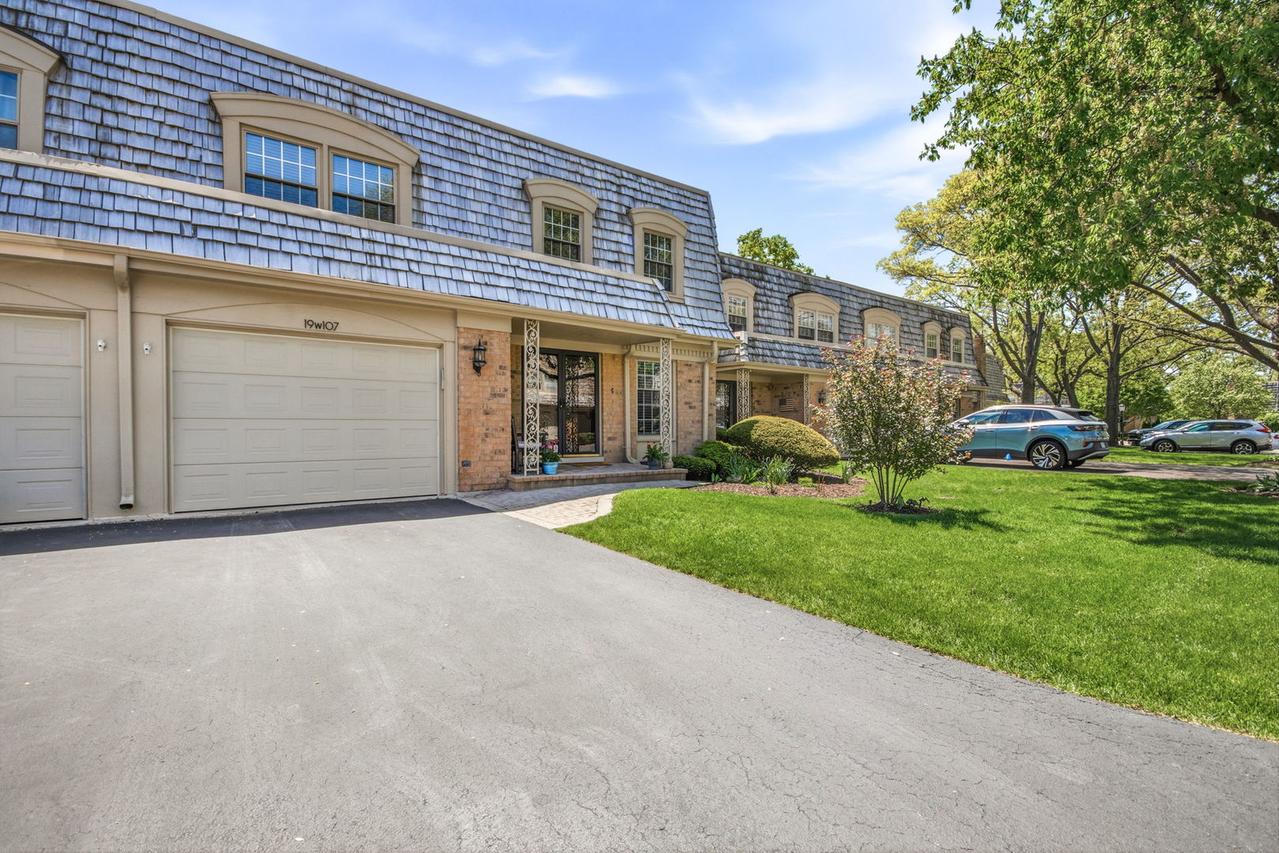 19W107 Avenue Normandy N, Oak Brook, IL 60523