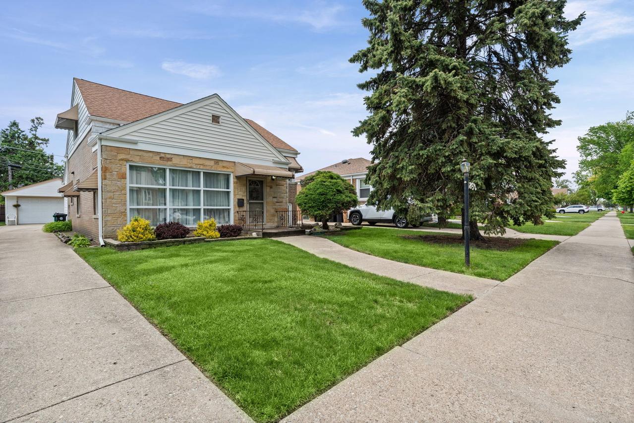 1852 Suffolk Ave., Westchester, IL 60154