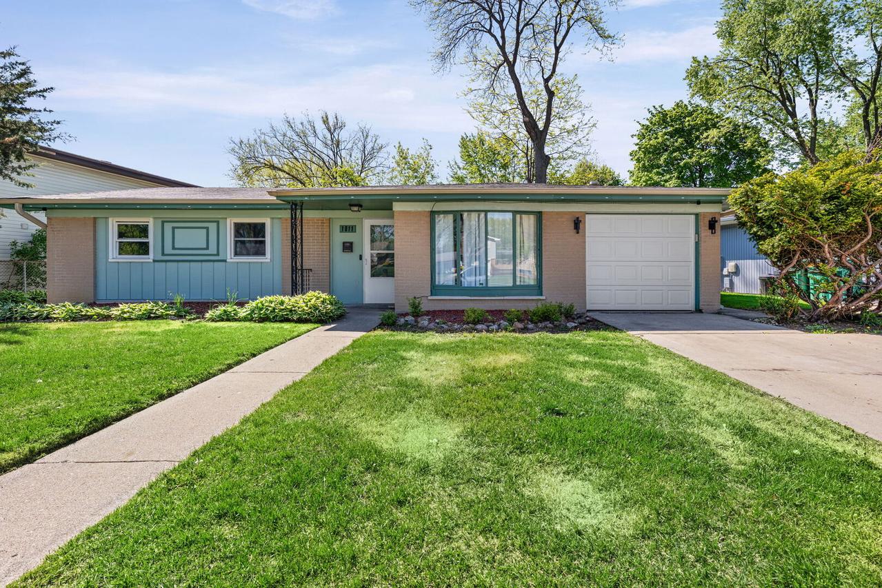 1011 Beverly Dr., Wheeling, IL 60090