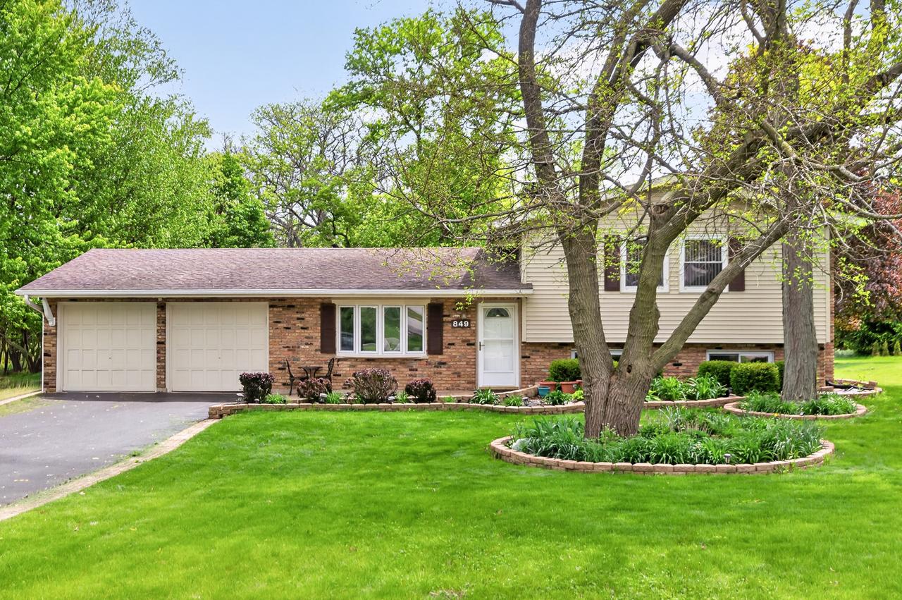 849 Hemlock Dr., Sleepy Hollow, IL 60118