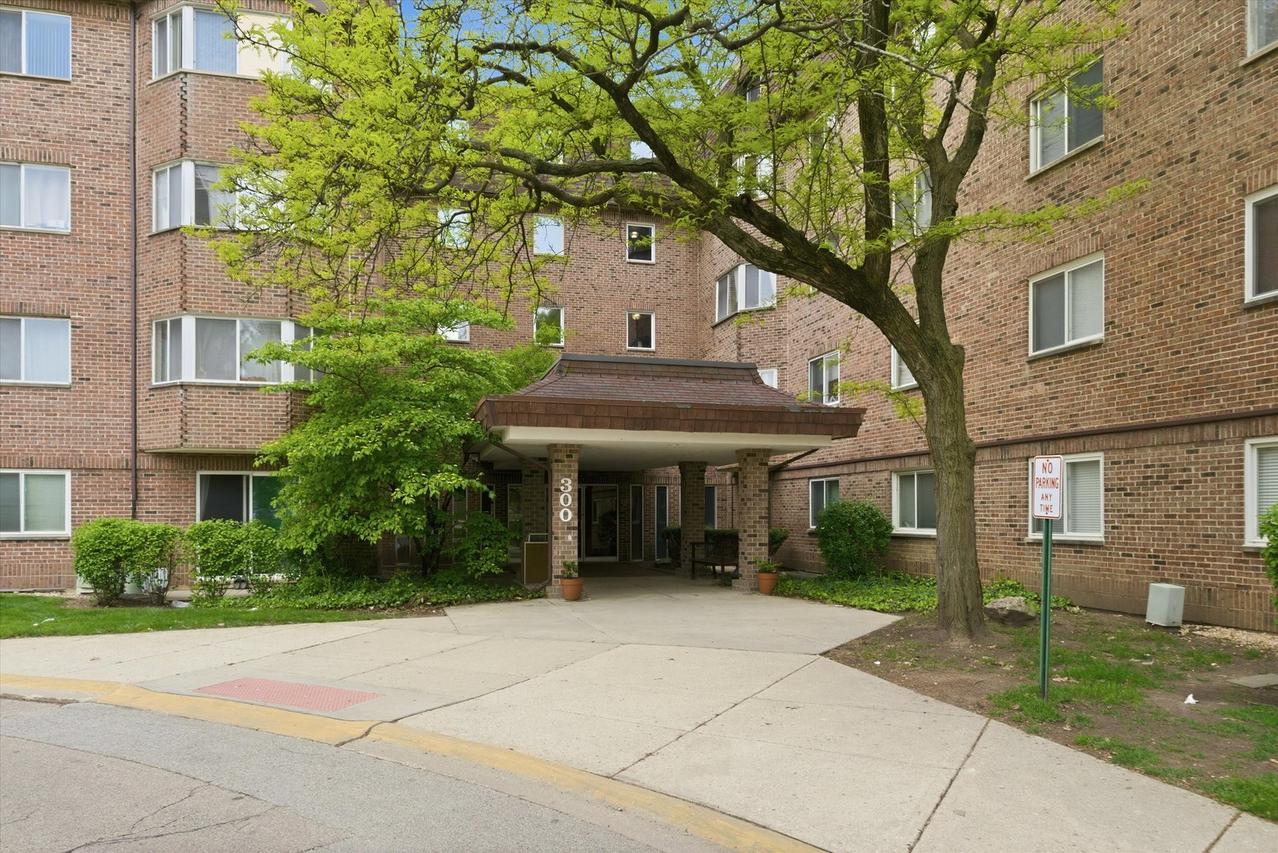 300 S Roselle Rd. #309, Schaumburg, IL 60193