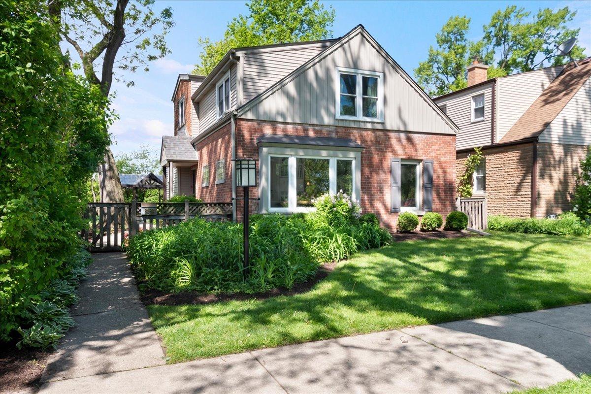 6850 N Lowell Ave., Lincolnwood, IL 60712