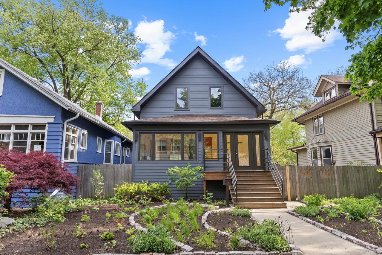 2125 W Greenleaf Ave., Chicago, IL 60645