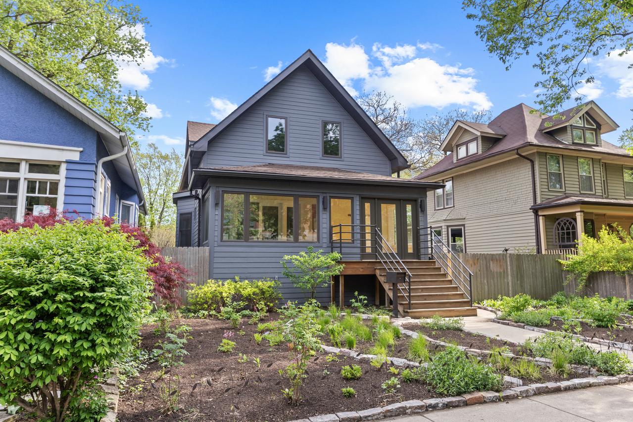 2125 W Greenleaf Ave., Chicago, IL 60645