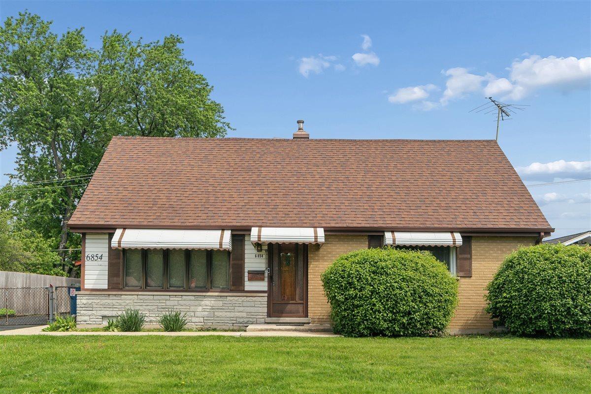 6854 Saratoga Dr., Bridgeview, IL 60455