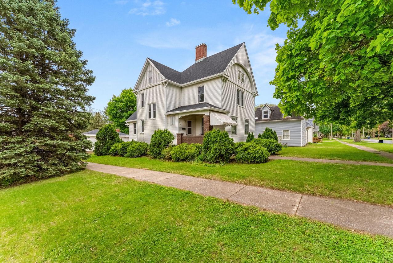 402 SE 2nd Ave., Aledo, IL 61231