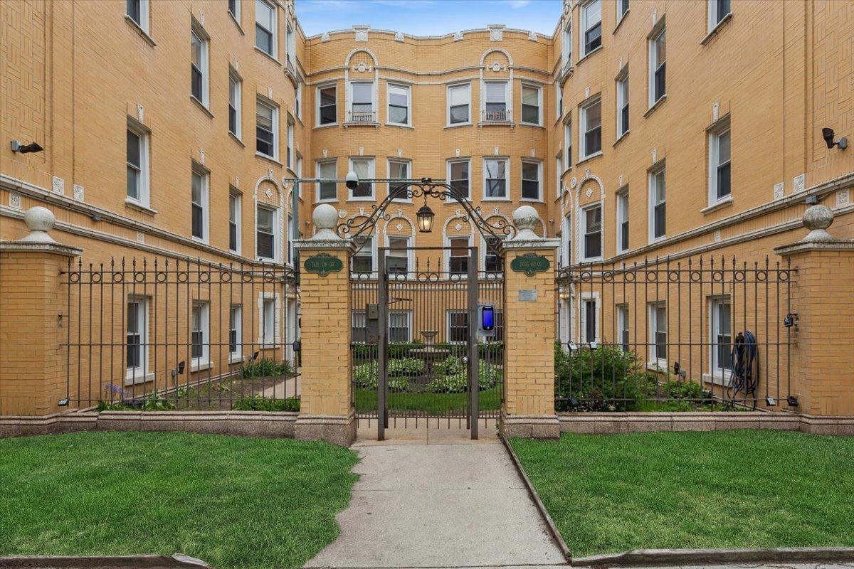 7409 N Hoyne Ave. #3, Chicago, IL 60645
