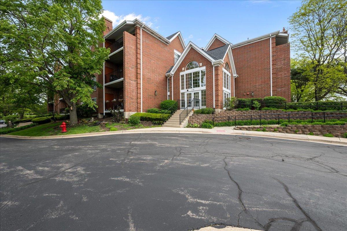 29 Hunt Club Dr., St. Charles, IL 60174