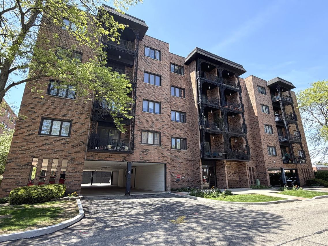 9375 Landings Ln. #404, Des Plaines, IL 60016