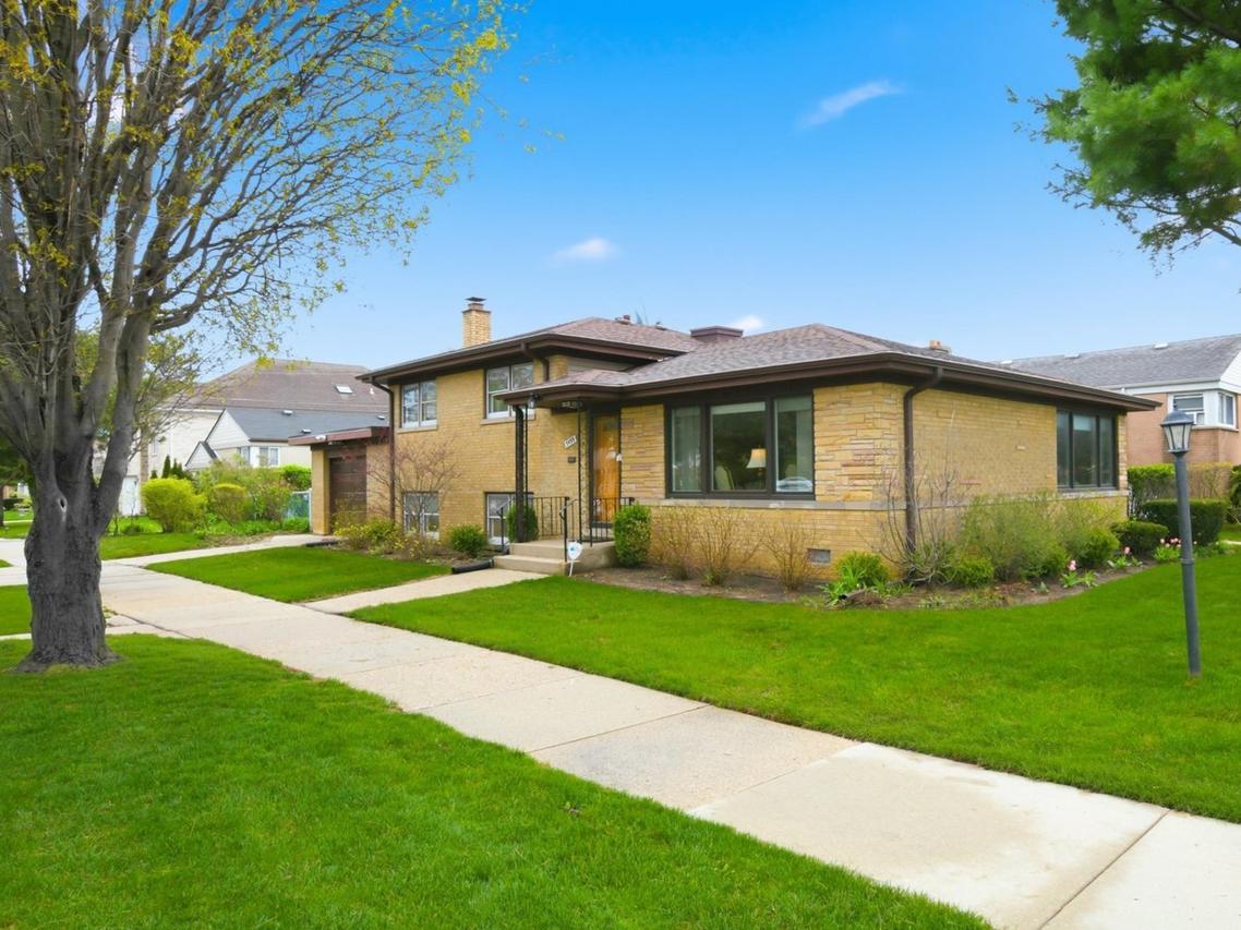 3955 W Greenleaf Ave., Lincolnwood, IL 60712