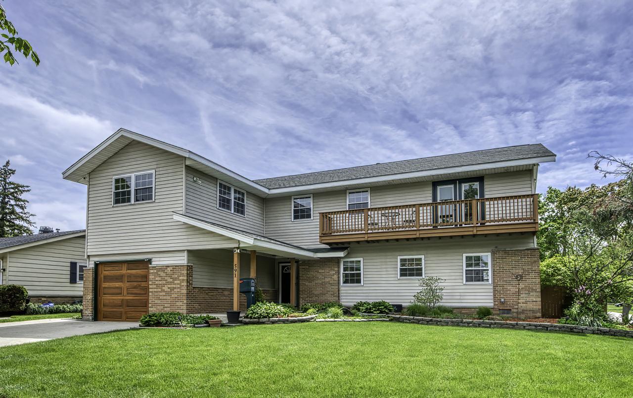 591 Sussex Ct., Elk Grove Village, IL 60007