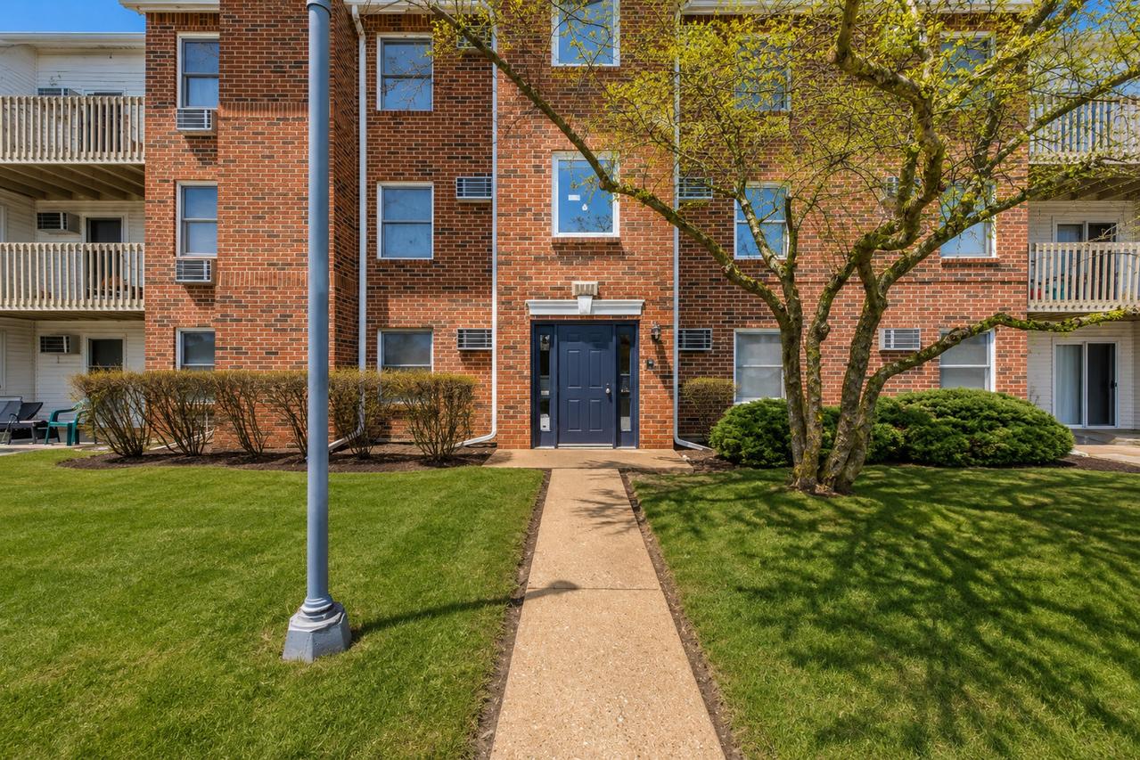 1332 Cunat Ct. #2B, Lake In The Hills, IL 60156
