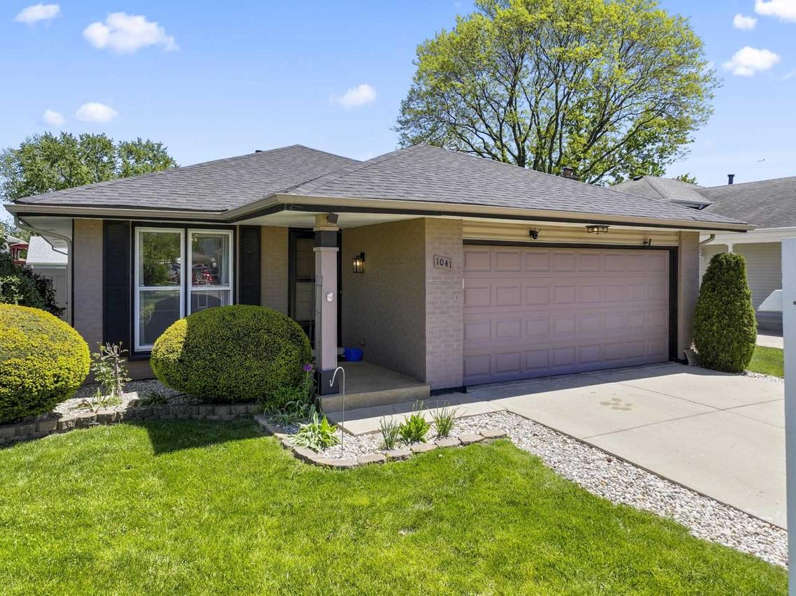 1041 Fulton Dr., Streamwood, IL 60107