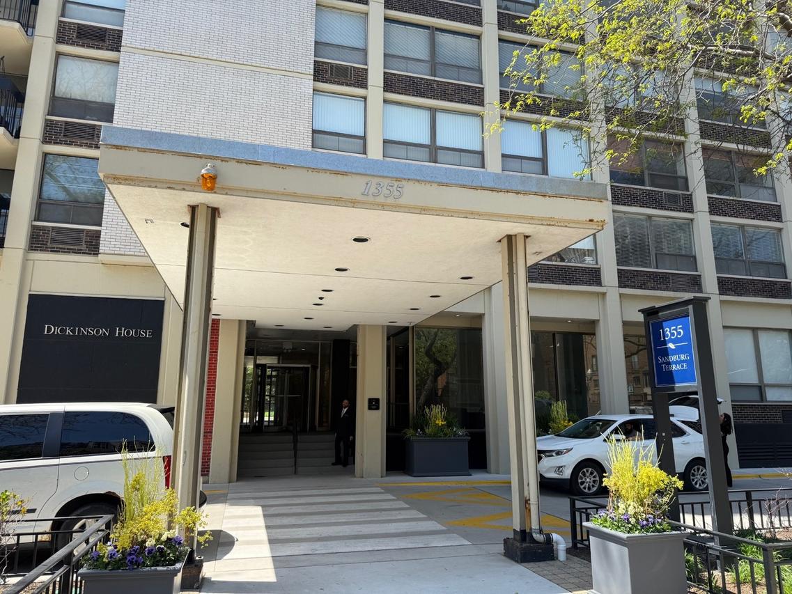 1355 N Sandburg Ter. #206D, Chicago, IL 60610