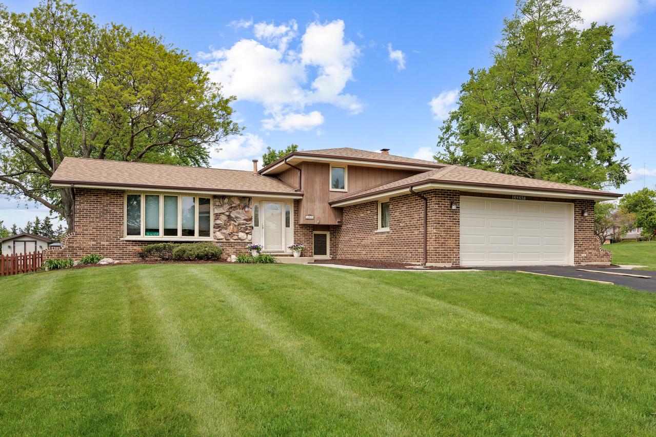 16W658 Therese Ct., Willowbrook, IL 60527