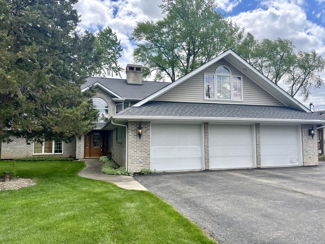 2401 Fairview Ave., Johnsburg, IL 60051