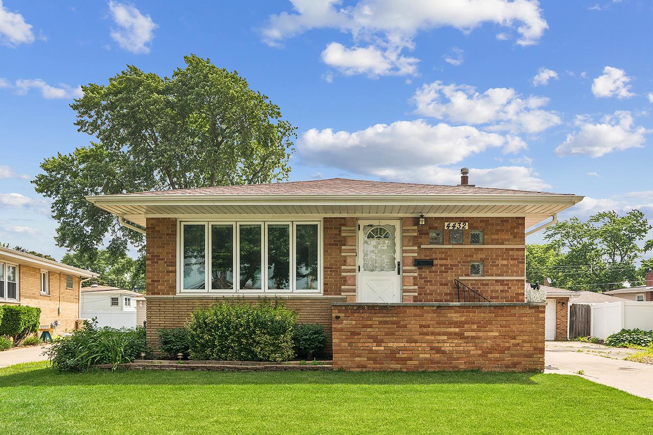 4432 W 100th Pl., Oak Lawn, IL 60453
