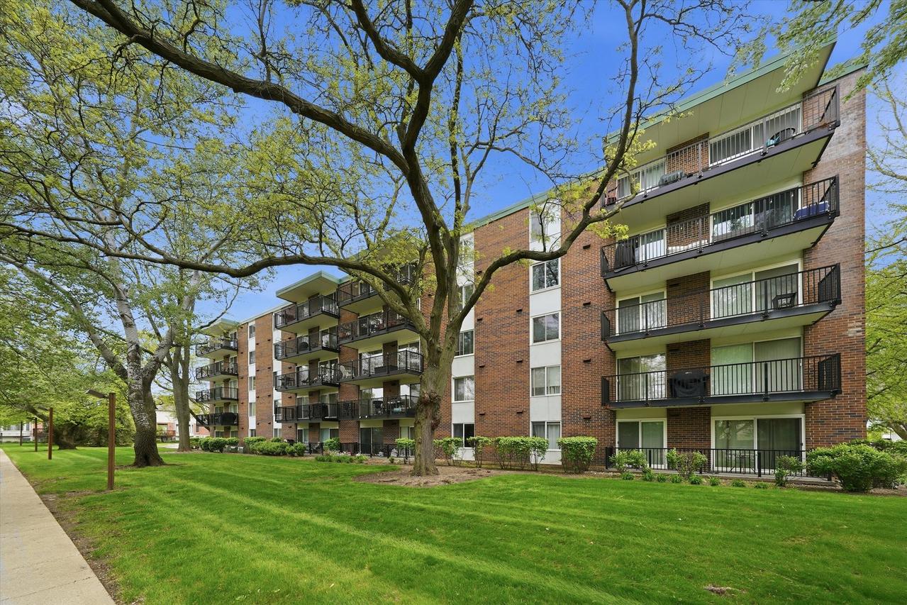 5S040 Pebblewood Ln. #W103, Naperville, IL 60563