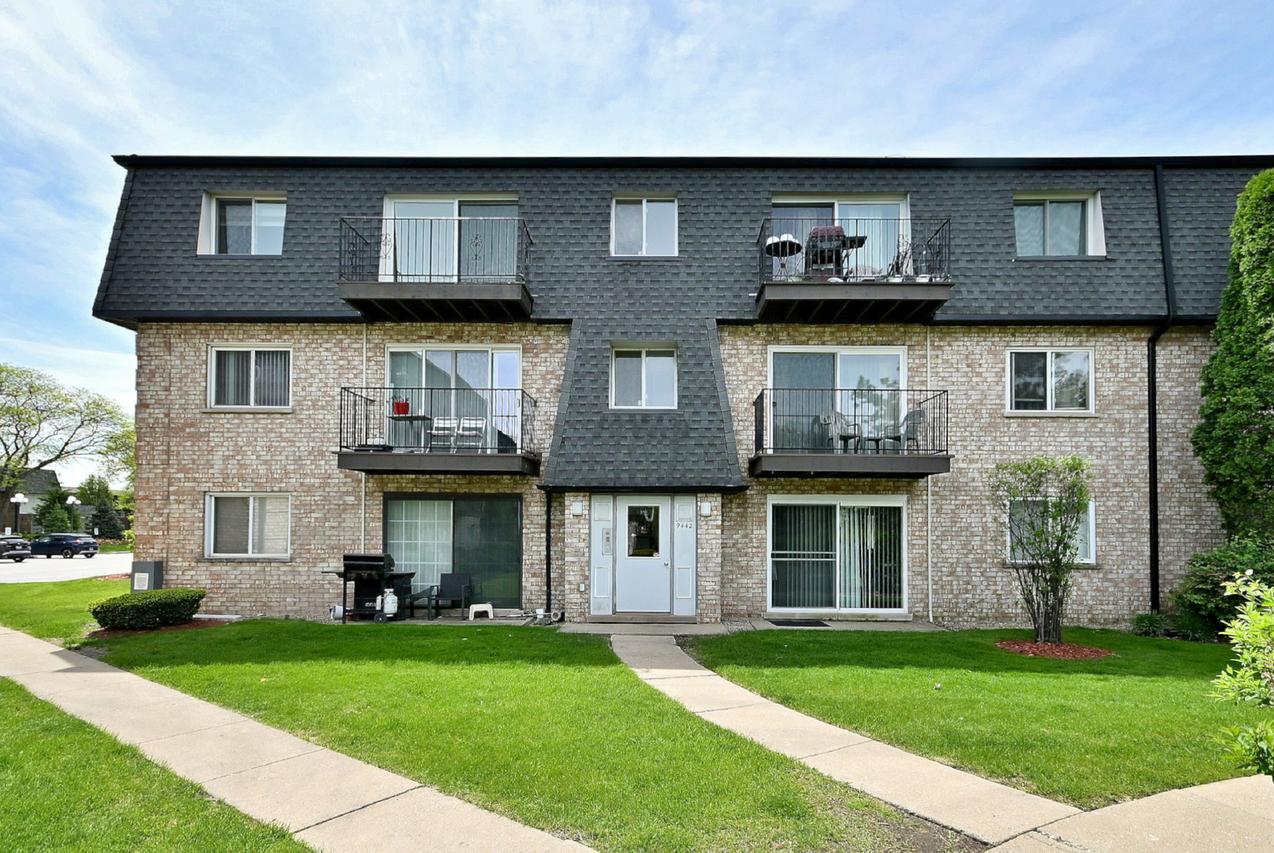 9442 Bay Colony Dr. #3E, Des Plaines, IL 60016