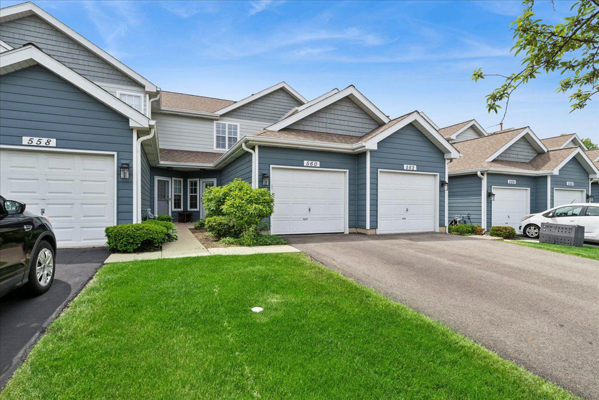 560 Woodhaven Dr., Mundelein, IL 60060
