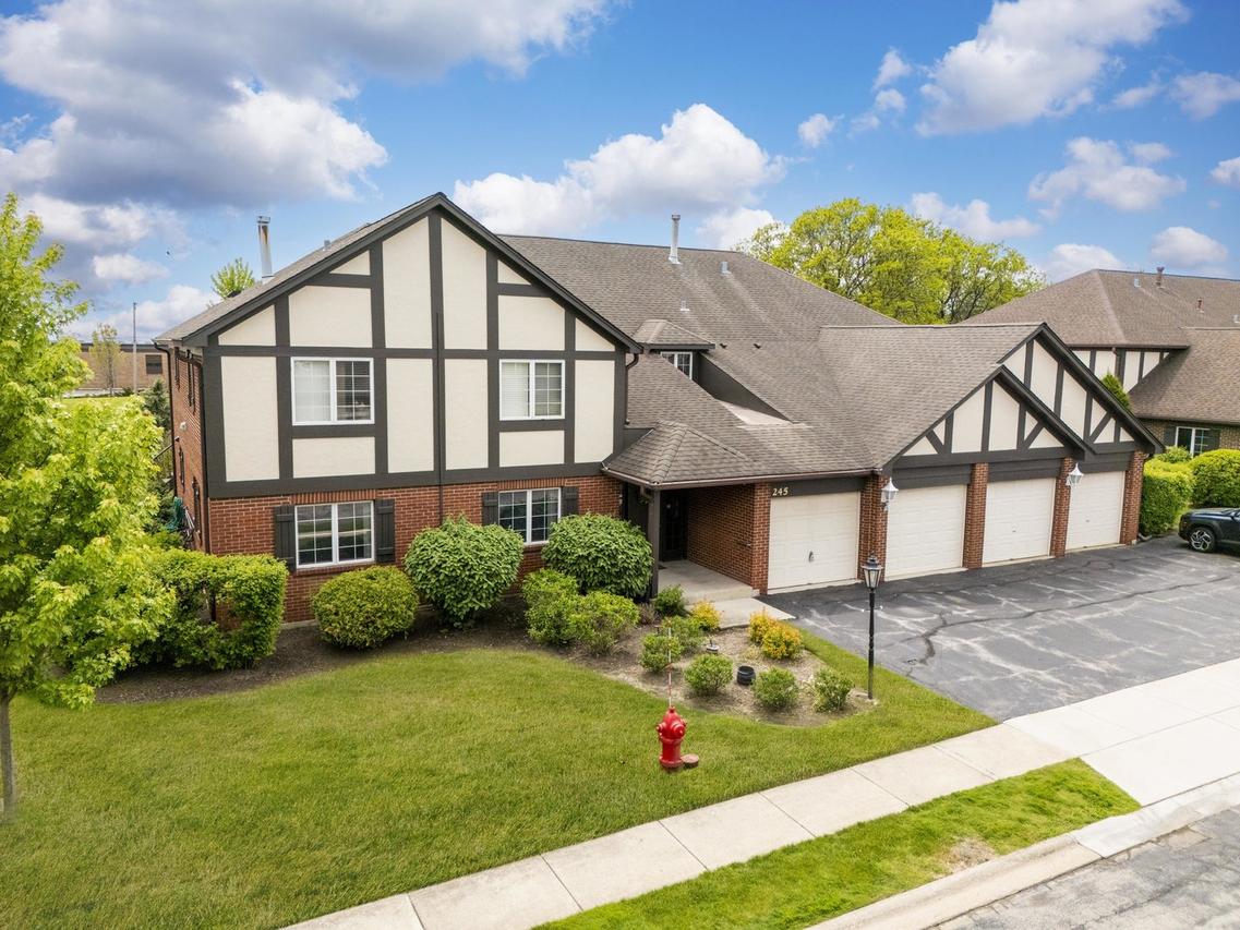 245 Windsor Ln. #B, Willowbrook, IL 60527