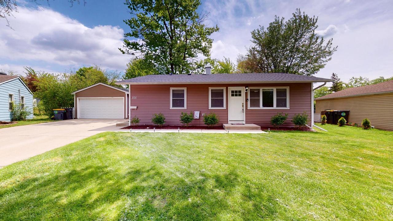305 Cedar Ct., Streamwood, IL 60107