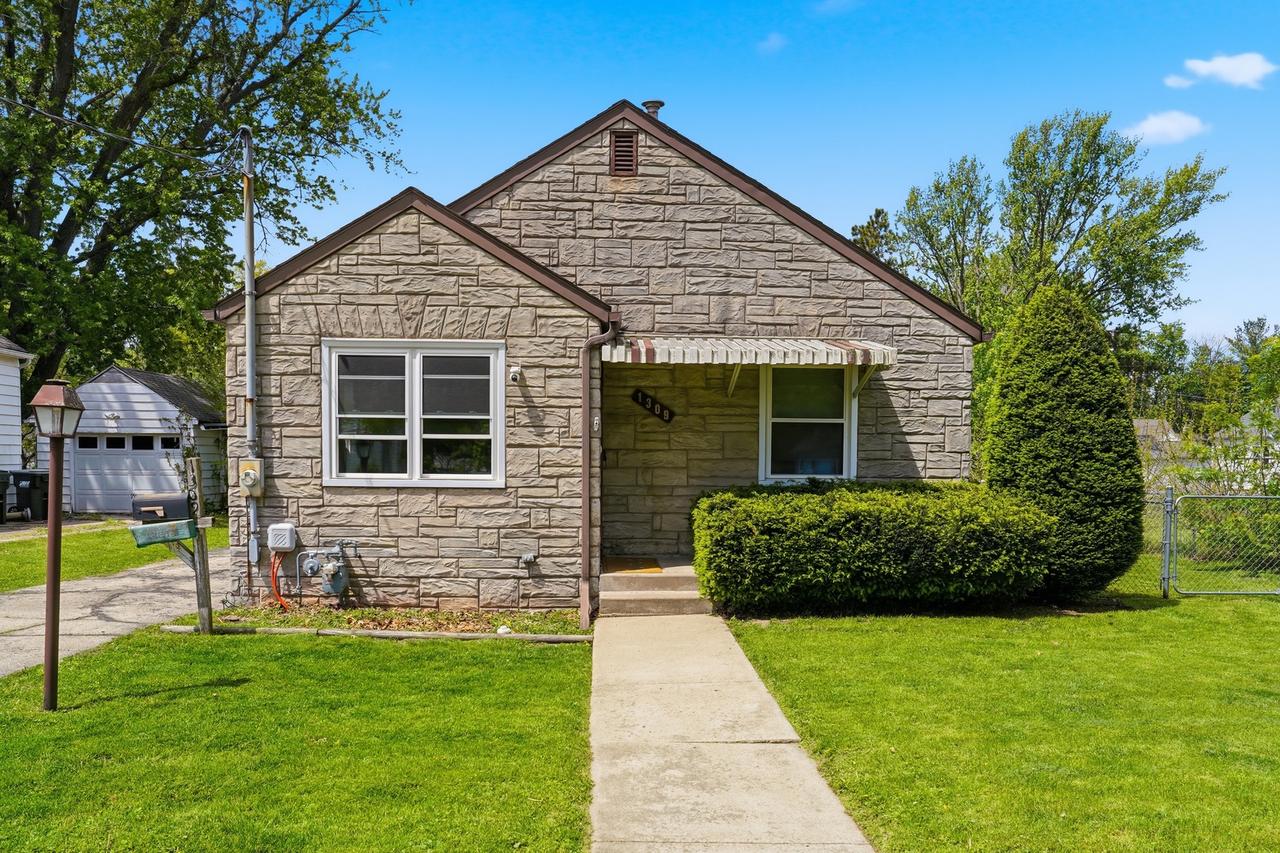 1309 8th Ave., Sterling, IL 61081
