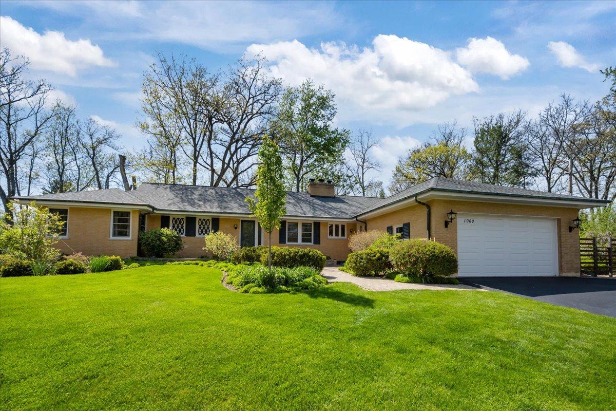 1060 Oak Knoll Dr., Lake Forest, IL 60045