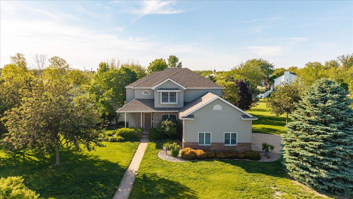 102 Meadowland Dr., Lexington, IL 61753