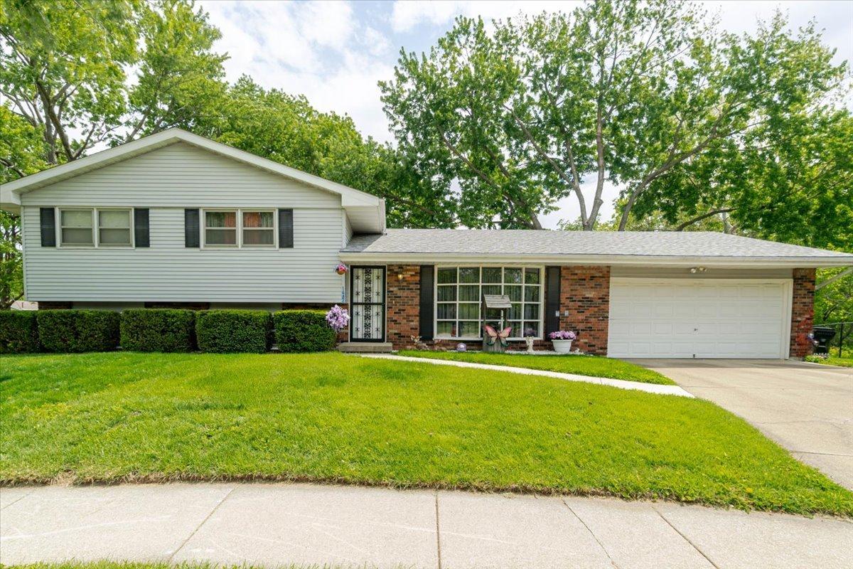 122 Camelot Dr., Bloomington, IL 61704
