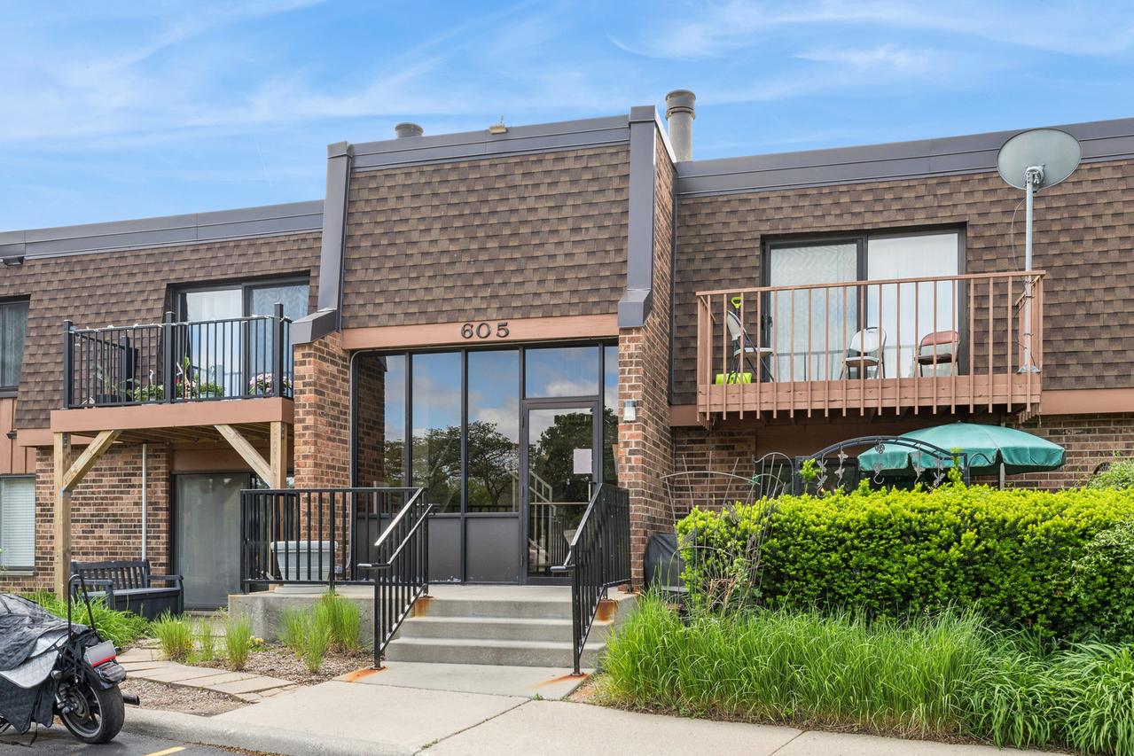 605 Limerick Ln. #2C, Schaumburg, IL 60193
