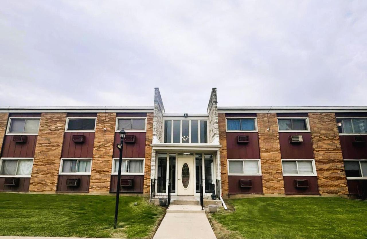 1313 S Rebecca Rd. #209, Lombard, IL 60148