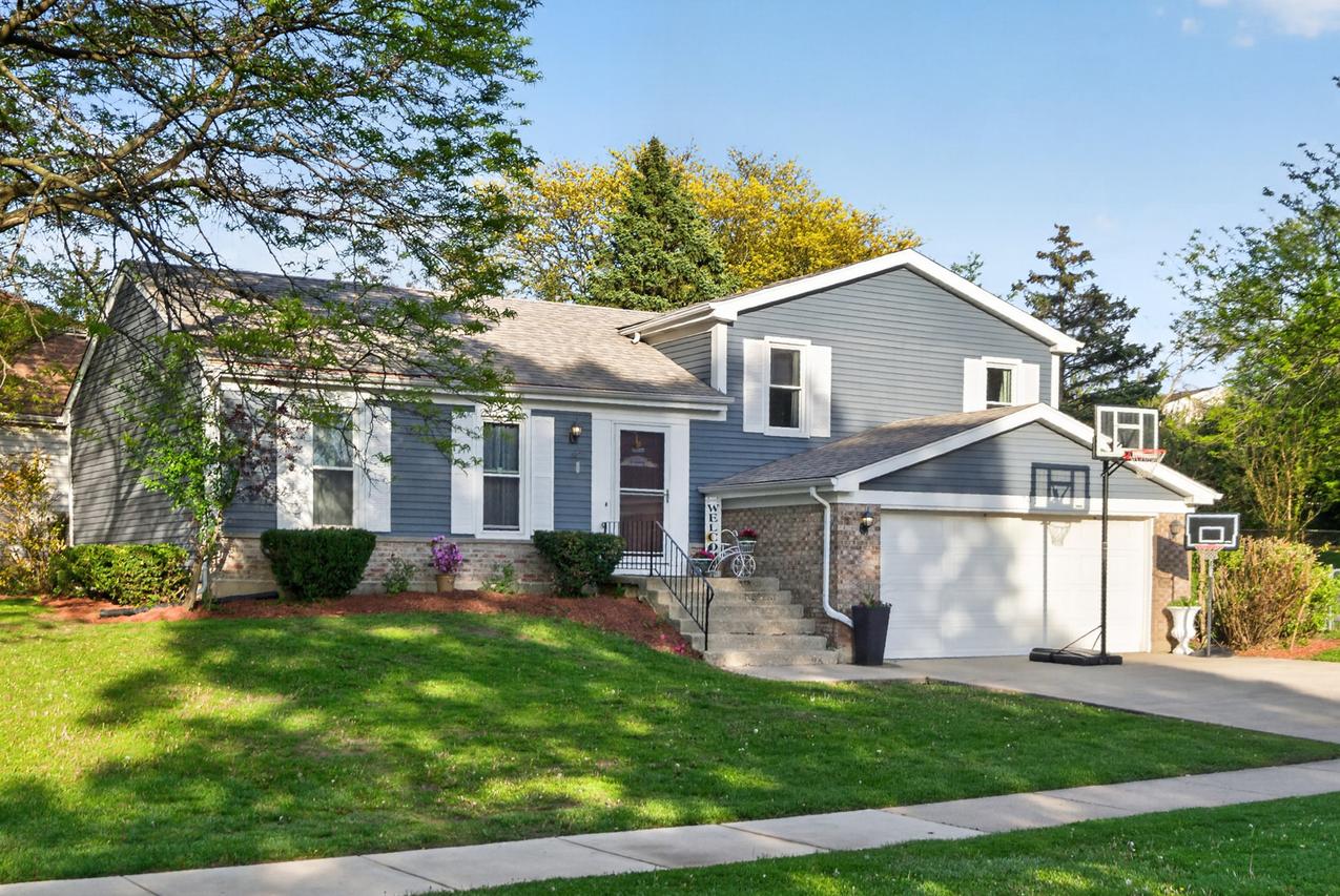 701 Buffalo Cir., Carol Stream, IL 60188