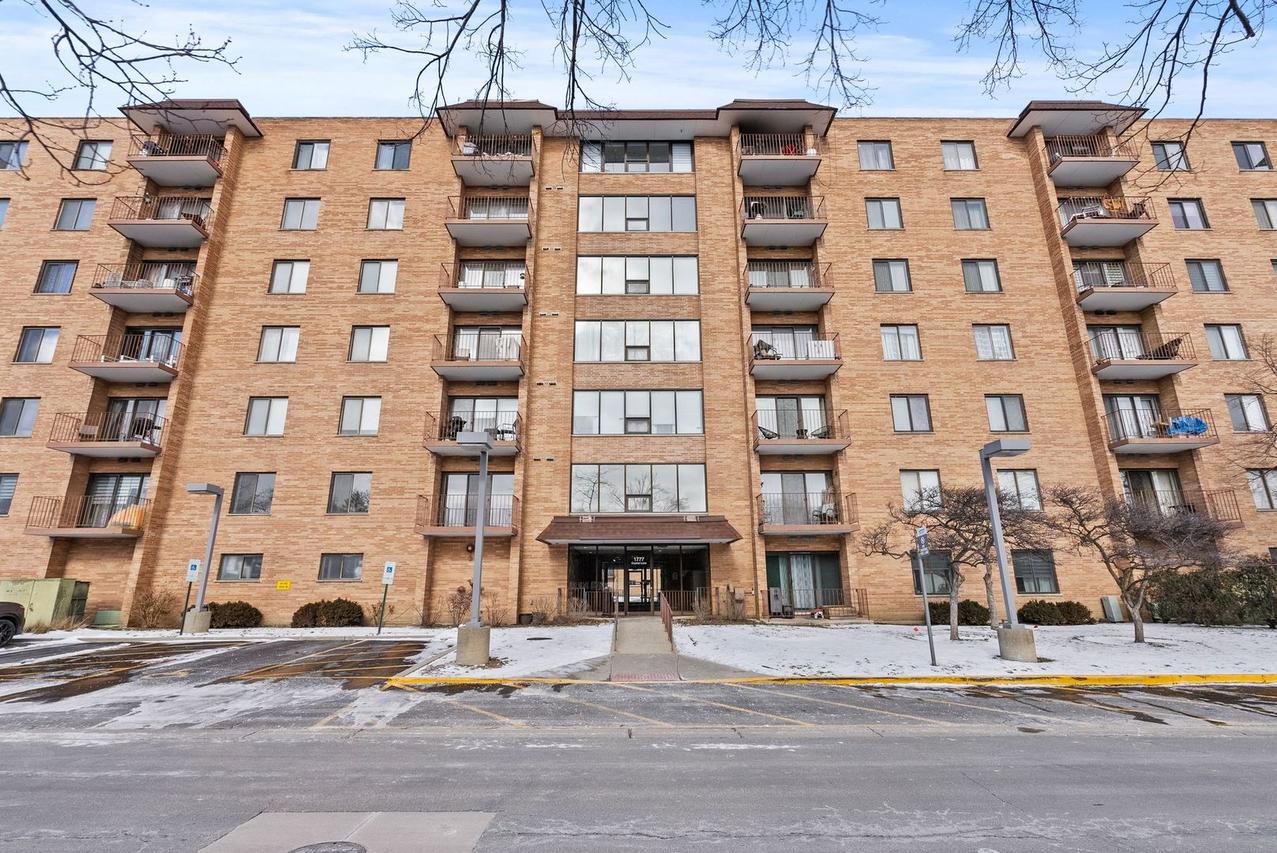 1777 W Crystal Ln. #307, Mount Prospect, IL 60056