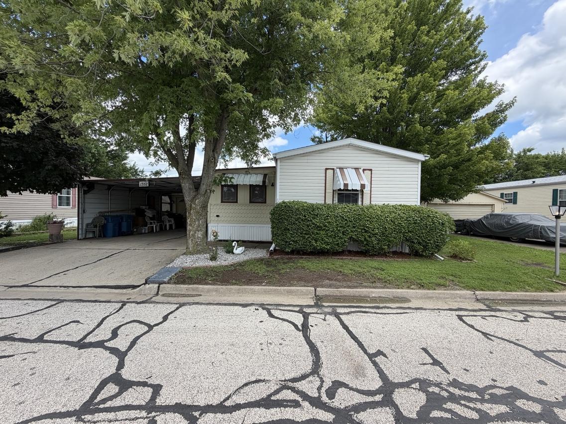 1352 13th St., Bloomington, IL 61704