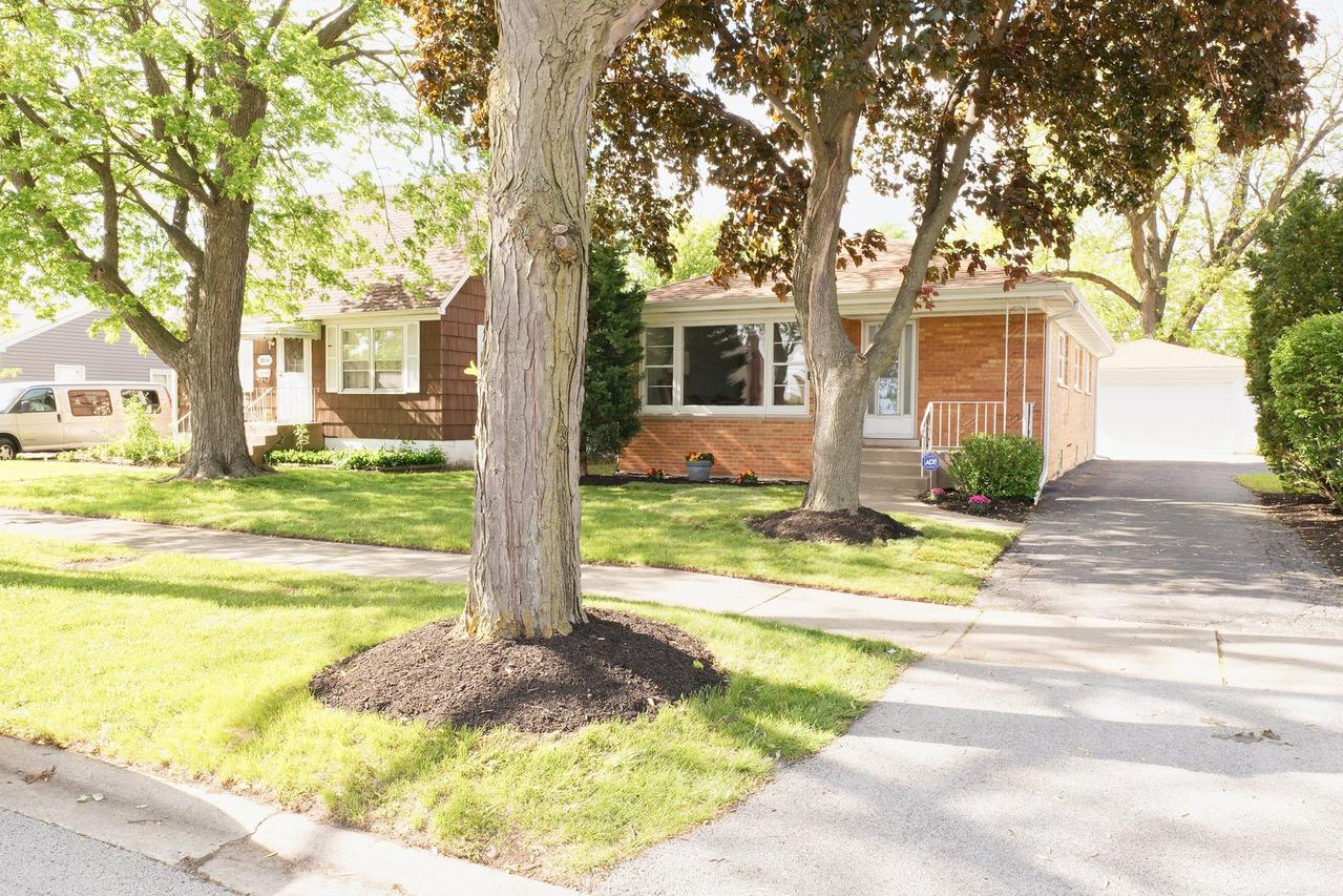 5262 Alexander Pl., Oak Lawn, IL 60453